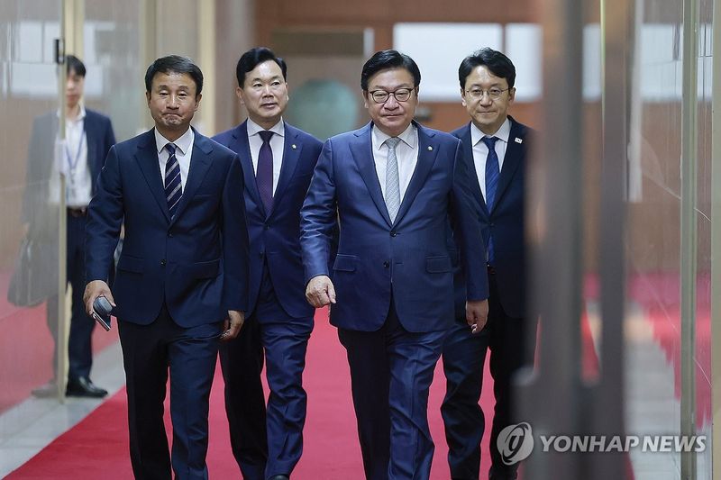 의장실에서 나오는 여야 원내대표 (출처=연합뉴스)