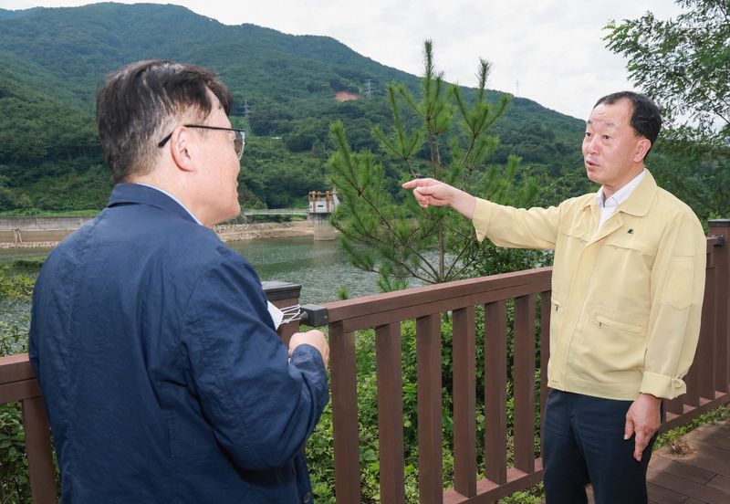 [산청=뉴시스] 유명현 산청군수 가뭄 피해 예방 주요 저수지 현장점검 (사진=산청군 제공) 2026. 07. 29. photo@newsis.com *재판매 및 DB 금지