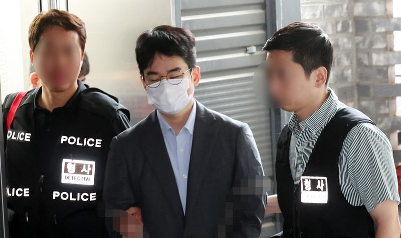 [부산=뉴시스] 하경민 기자 = 6·3 지방선거 당시 피습 자작극을 벌인 혐의로 검찰에 구속 송치되는 정이한 전 개혁신당 부산시장 후보가 16일 오전 부산 동래구 동래경찰서에서 부산지검으로 이동하고 있다. 2026.07.16. yulnetphoto@newsis.com