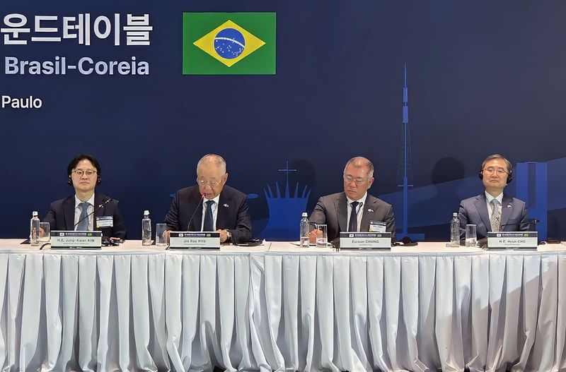 [서울=뉴시스] 류진 한국경제인협회 회장이 28일(현지시간) 브라질 그랜드 하얏트 상파울루 호텔에서 양국 정부 인사 및 경제인 40여 명이 참석한 가운데 열린 '한-브라질 비즈니스 라운드테이블'에서 인사말을 하고 있다. 이날 라운드테이블에 참석한 양국 대표 기업들은 제조·인프라, 첨단산업, 소비재·유통 등 3대 분야에서 기업별 구체적인 협력방안을 논의했다. 사진 왼쪽부터 김정관 산업통상부 장관, 류진 한경협 회장, 정의선 현대차그룹 회장, 조현 외교부 장관 (사진=한경협 제공) 2026.07.29. photo@newsis.com *