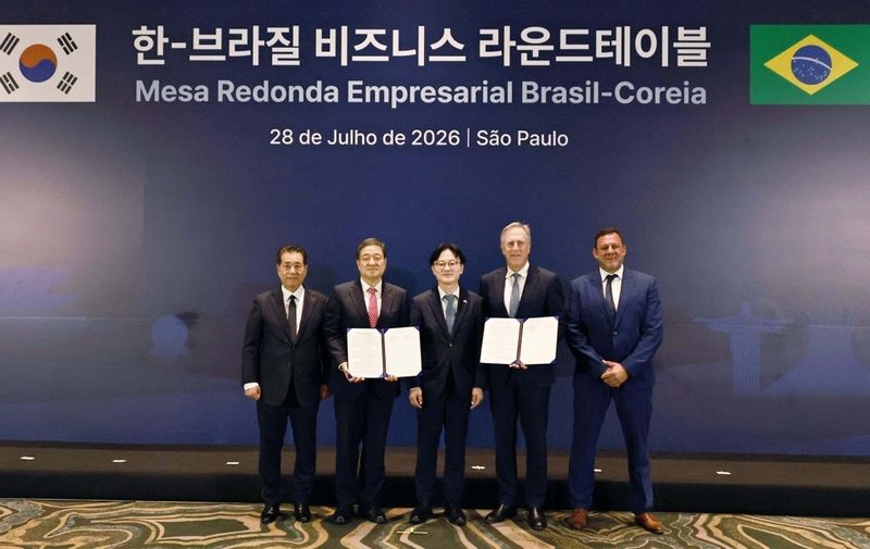 [서울=뉴시스] (왼쪽부터) 장인화 포스코그룹 회장, 이계인 포스코인터내셔널 사장, 김정관 산업통상부 장관, 스튜어트 게일 메테오릭 리소시스 최고경영자(CEO) 등이 28일(현지시간) 브라질 상파울루에서 기념 촬영하는 모습. (사진=포스코그룹) 2026.07.29 photo@newsis.com *재판매 및 DB 금지 *재판매 및 DB 금지