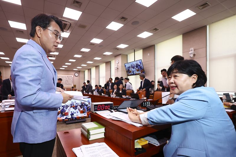 서영교(오른쪽) 국회 법제사법위원회 위원장과 윤상현 국민의힘 의원이 29일 오전 서울 여의도 국회에서 열린 법제사법위원회 전체회의에서 정회한 뒤 이야기를 나누고 있다. 뉴시스