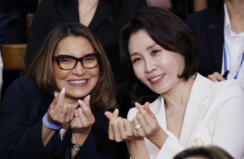 김혜경 여사와 호잔젤라 다 시우바 여사가 28일(현지 시간) 브라질 상파울루시립문화센터에서 열린 브라질 한국영화제에서 손가락으로 하트를 만들며 기념촬영을 하고 있다. 뉴시스
