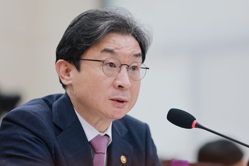 정무위 전체회의서 답변하는 이억원 금융위원장. 연합뉴스