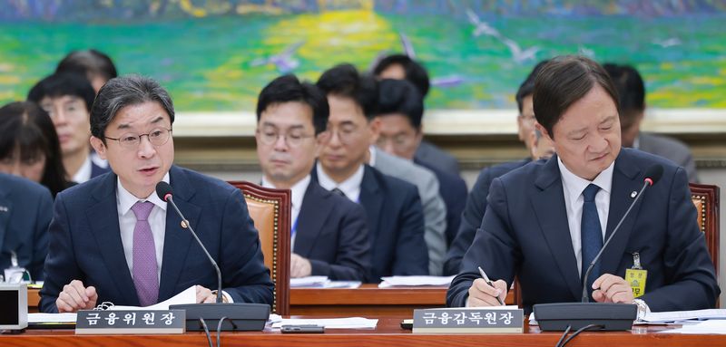 이억원 금융위원장(왼쪽)이 29일 국회에서 열린 정무위원회 전체회의에서 의원 질의에 답하고 있다. 오른쪽은 이찬진 금융감독원장. 사진=연합뉴스