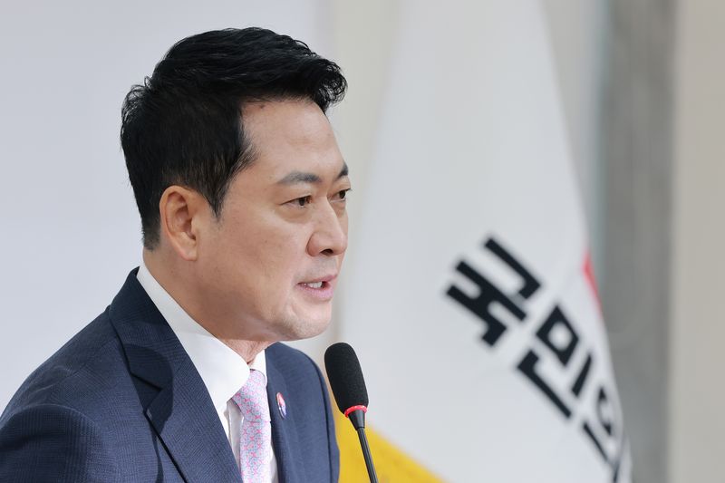 국민의힘 장동혁 대표가 29일 국회에서 전날 '현직 대통령 연임 개헌은 국민 선택의 문제'라고 한 조정식 국회의장의 발언, 선관위 특검 등 현안과 관련해 기자회견하고 있다. 연합뉴스