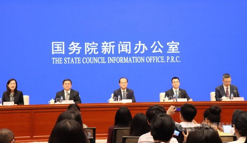중국 상무부 주요 관계자들이 지난달 28일 베이징 국무원 신문판공실에서 '과잉생산'에 대한 입장 발표와 함께 기자회견을 갖고 있다. 신화 뉴시스