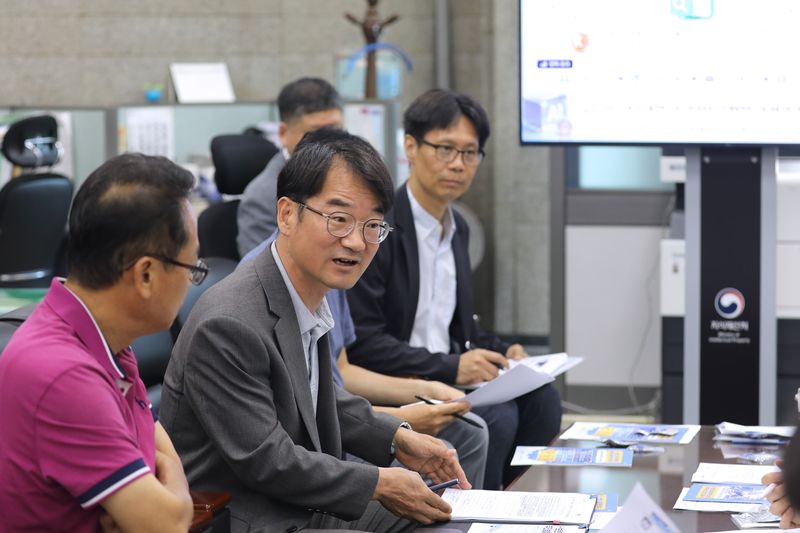 정연우 지식재산처 차장(왼쪽 2번째)이 29일 대전 서구 정부대전청사 기자실에서 '가짜 K-브랜드 신고센터' 개설 관련 백브리핑을 하고 있다. 지식재산처 제공