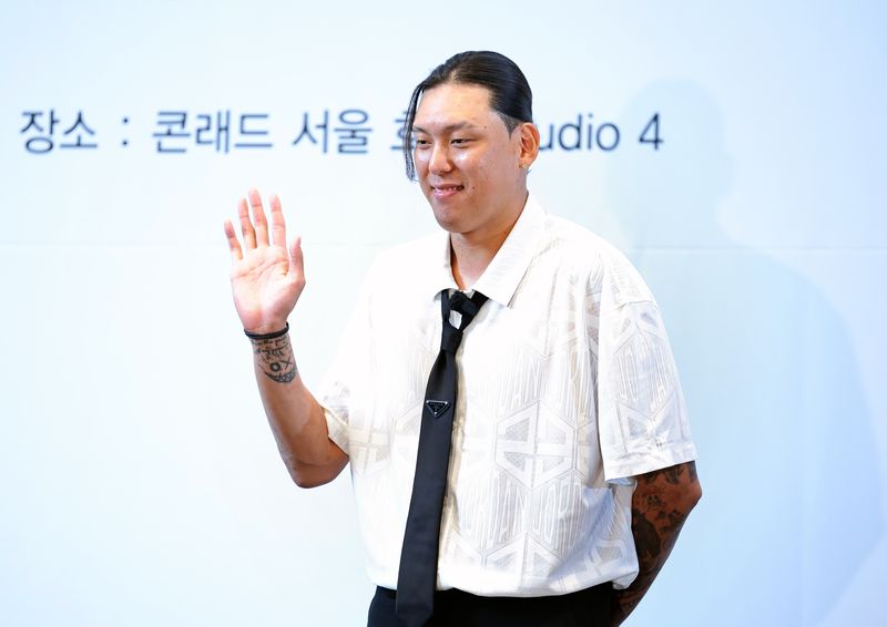 [서울=뉴시스] 김금보 기자 = 프로농구 부산 KCC 이지스 최준용이 29일 오전 서울 여의도 콘래드서울호텔에서 미국프로농구(NBA) 진출 도전 선언 기자회견을 마친 뒤 인사하고 있다. 2026.07.29. kgb@newsis.com