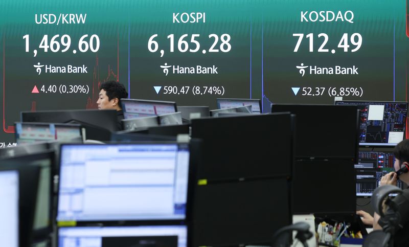 코스피가 급락하며 서킷브레이커가 발동된 28일 오전 서울 중구 하나은행 딜링룸 전광판에 코스피 등 시황이 표시되고 있다. 뉴스1 제공
