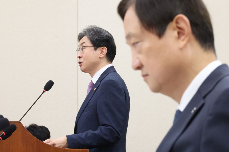 이억원 금융위원장이 29일 서울 여의도 국회에서 열린 정무위원회 전체회의에서 업무 보고를 하고 있다. 뉴스1 제공