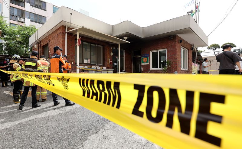 [경산=뉴시스] 이무열 기자 = 23일 오전 8시 29분께 경북 경산시 사동 한 아파트 관리사무소에서 폭발 추정 사고가 발생해 현장 출입이 통제되고 있다. 2026.07.23. lmy@newsis.com