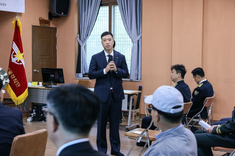9일 오전 광양시에서 열린 고 강대언 경사 '호국의 영웅 귀환 행사'에서 김성환 국방부 유해발굴감식단장 직무대리가 유가족 및 경찰 관계자를 대상으로 고인의 유해발굴 및 신원확인 과정을 설명하고 있다. 국방부 제공