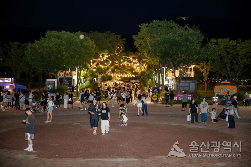 지난해 여름 태화강국가정원에서 처음 열린 '가든 나이트 마켓'의 모습. 울산시 제공