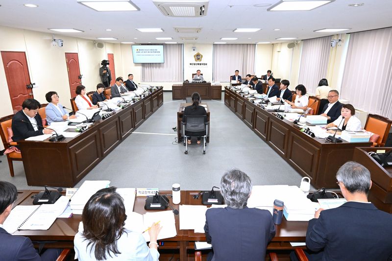 [창원=뉴시스]지난 28일 경남도의회 예산결산특별위원회실에서 박주언 교육청 소관 예결특위 위원장 주재로 2026년도 경상남도교육비특별회계 제1회 추가경정예산안 종합심사가 진행되고 있다.(사진=경남도의회 제공) 2026.07.29. photo@newsis.com