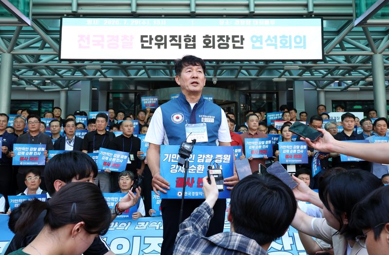 민관기 전국경찰직장협의회 위원장이 지난 7월 29일 서울 서대문구 경찰청에서 진행되는 전국경찰 단위직협 회장단 연석회의에 앞서 발언을 하고 있다. 뉴시스