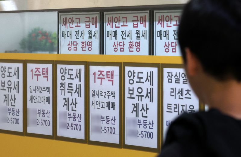 [서울=뉴시스] 조성우 기자 = 이재명 대통령이 지난 23일 열린 부동산 대토론회에서 보유세 강화를 시사하면서 7월 말~8월 초로 예정된 정부의 세제개편안 발표에 이목이 쏠리고 있다. 26일 서울 송파구의 한 공인중개사무소에 매매 관련 안내문이 붙어 있다. 2026.07.26. xconfind@newsis.com