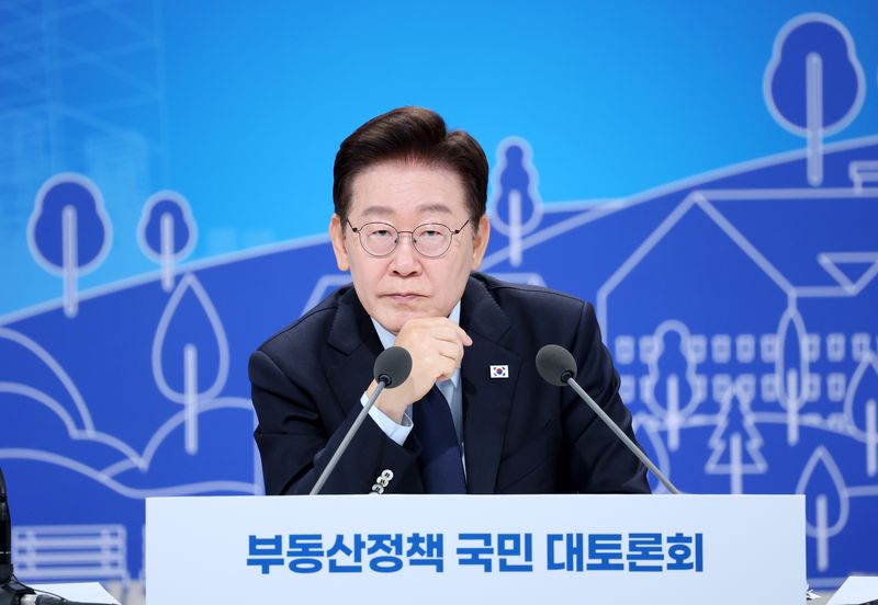 [서울=뉴시스] 김진아 기자 = 이재명 대통령이 23일 서울 여의도 KBS 별관에서 열린 부동산정책 국민 대토론회에서 참석자들의 질문을 경청하고 있다. (청와대통신사진기자단) 2026.07.23. bluesoda@newsis.com