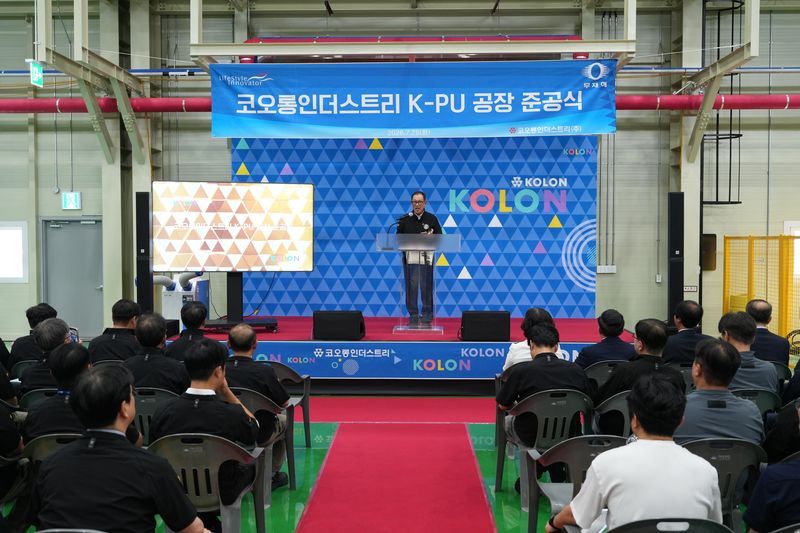 코오롱인더스트리는 28일 김천1공장에서 PU 인조가죽 생산 라인 준공식을 열었다. 사진은 코오롱인더스트리 허성 사장이 PU 공장 준공을 축하하는 모습. (사진제공 = 코오롱인더스트리)