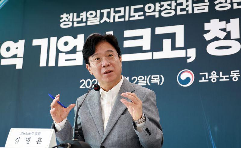 [서울=뉴시스] 김영훈 고용노동부 장관이 지난 2일 오전, 충북 청주 소재의 지역 대표 중견기업인 노바렉스에서 청년일자리도약장려금 참여기업 대표 및 청년 노동자 등과 함께 현장 간담회를 가졌다.이번 간담회는 기업과 청년이 지역에서 성장하는 데 걸림돌이 무엇인지 직접 듣고, 실효성 있는 지원책을 모색하기 위해 마련되었다. (사진=고용노동부 제공). 2026.07.02. photo@newsis.com *재판매 및 DB 금지