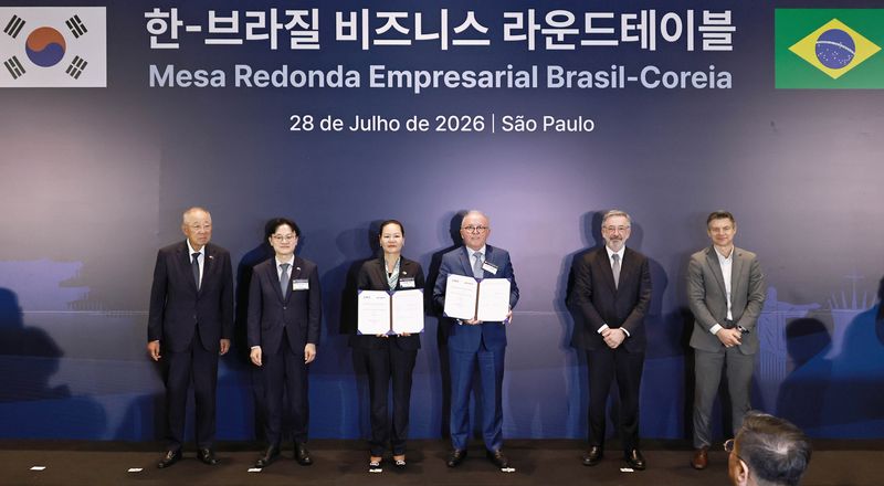 지난 28일 브라질 상파울루 그랜드 하얏트에서 윤영미 한국수입협회장(왼쪽 세 번째), 제레미 오켈레한 JBS 회장(왼쪽 네 번째)이 기념사진을 찍고 있다. 한국수입협회 제공