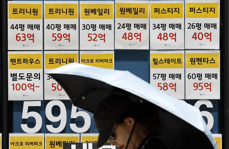 정부가 3일 발표한 부동산 세제 합리화 방안은 '똑똑한 한 채 쏠림'에 따른 시장 왜곡을 차단하고 비거주 고가주택에 대한 과도한 감세 혜택을 없애겠다는 게 핵심이다. 사진은 지난달 말 서울 시내 한 부동산중개업소에 매물 정보가 게시된 모습. 뉴시스