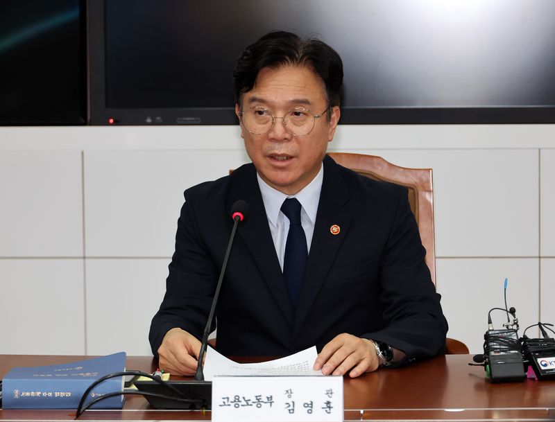 김영훈 고용노동부 장관이 29일 정부세종청사에서 열린 2026년 제2차 고용동향 점검회의에서 발언하고 있다. 뉴시스