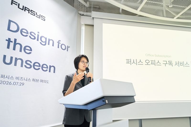박정희 퍼시스 대표이사가 29일 퍼시스 비즈니스 허브 여의도에서 열린 기자간담회에서 '오피스 구독 서비스'에 대해 설명하고 있다.