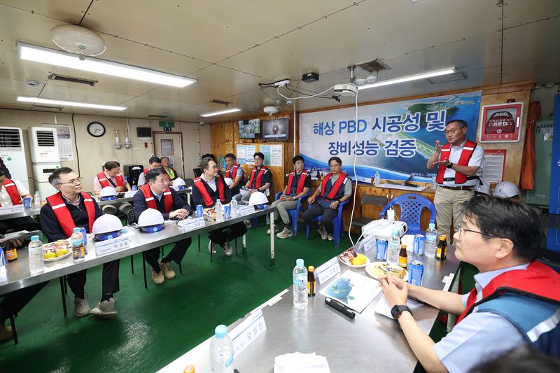 [부산=뉴시스] 가덕도신공항건설공단은 지난 28일 기본설계 추진의 일환으로 활주로 예정부지 동측 해상 3개 구간에서 대우건설 컨소시엄이 기본설계에 국내 최초로 도입하는 해상 PBD 공법의 시공성 조사를 시작했다. (사진=가덕도신공항건설공단 제공) 2026.07.29. photo@newsis.com *재판매 및 DB 금지