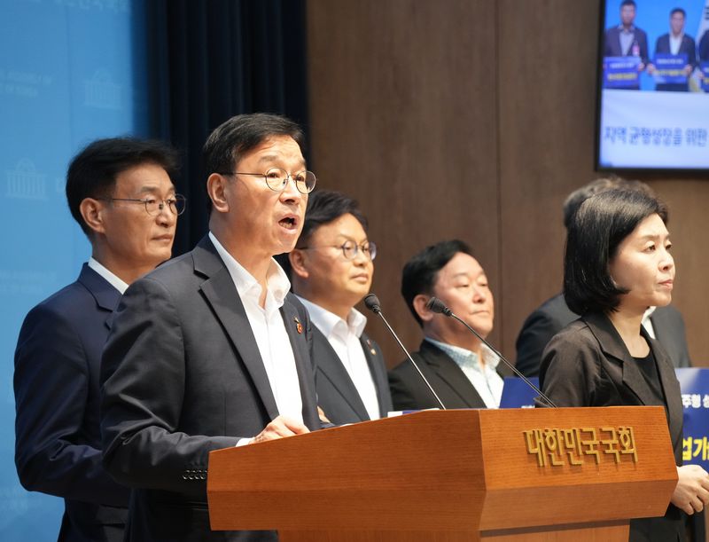 위성곤 제주특별자치도지사가 29일 국회 소통관에서 열린 제2차 공공기관 제주 이전 촉구 기자회견에서 제주 전략산업과 연계한 공공기관 배치를 정부에 요구하고 있다. 제주도는 한국마사회와 한국공항공사, 한국에너지기술평가원, 해양환경공단, 대한무역투자진흥공사를 핵심 유치 대상으로 정했다. /사진=제주특별자치도 제공