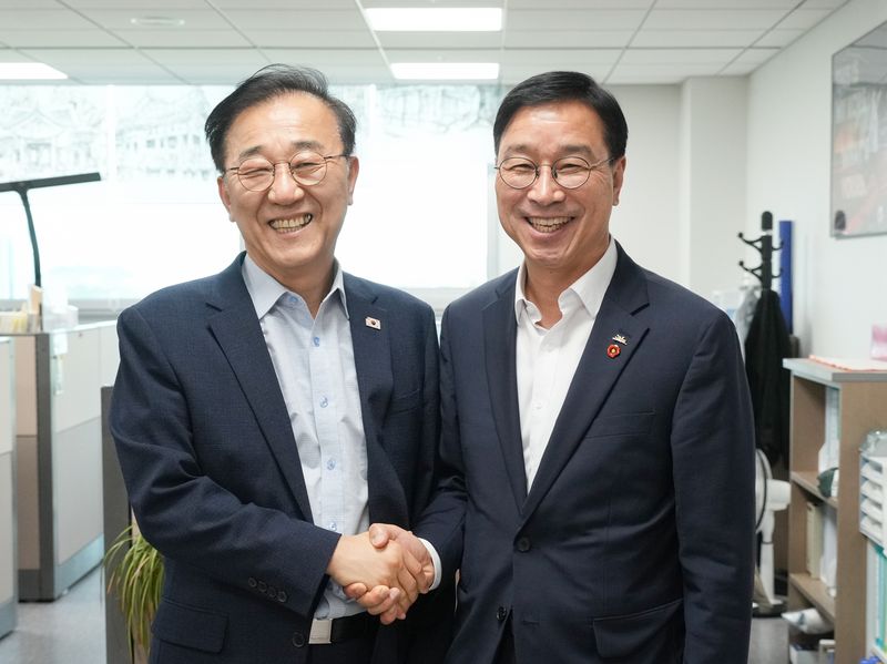 위성곤 제주도지사(오른쪽)와 김윤덕 국토교통부 장관이 29일 서울에서 제주 균형성장과 교통·물류 여건 개선을 위한 현안을 논의한 뒤 악수하고 있다. 위 지사는 한국마사회 제주 이전과 거리등가제 도입, 제주노선 항공 공급 확대 등을 정부에 건의했다. /사진=제주특별자치도 제공