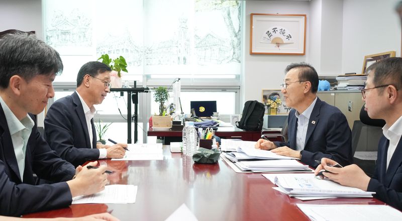 위성곤 제주도지사와 김윤덕 국토교통부 장관이 29일 서울에서 한국마사회 제주 이전과 거리등가제 도입, 관광형 자율주행 실증도시 조성 등 제주지역 현안을 논의하고 있다. /사진=제주특별자치도 제공