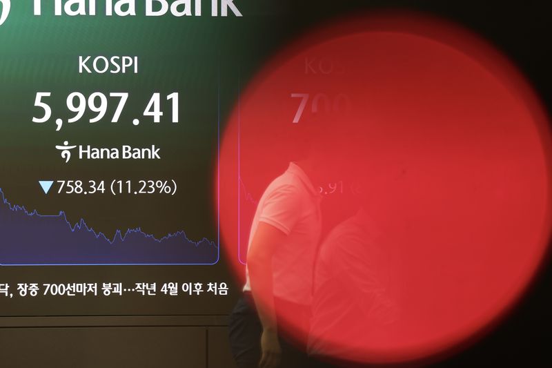 [서울=뉴시스] 김명년 기자 = 장중 코스피 6000선이 붕괴된 28일 오후 서울 중구 하나은행 딜링룸에 코스피 지수가 표시돼 있다. 2026.07.28. kmn@newsis.com