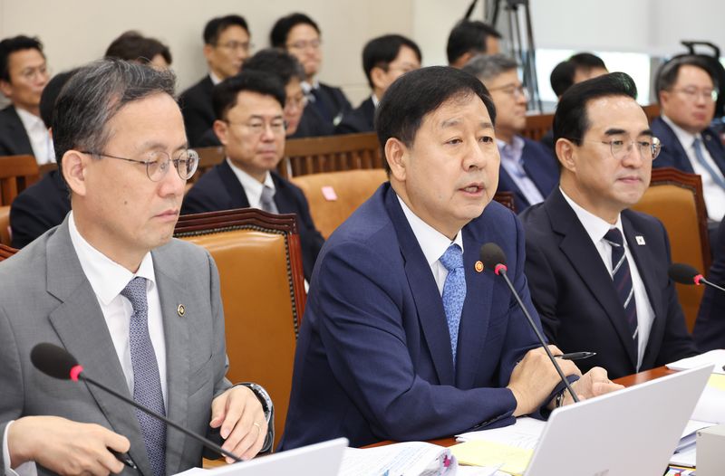 [서울=뉴시스] 최진석 기자 = 구윤철 재정경제부 장관이 29일 여의도 국회에서 열린 재정경제기획위원회 제3차 전체회의에서 의원들의 질의에 답하고 있다. 2026.07.29. myjs@newsis.com