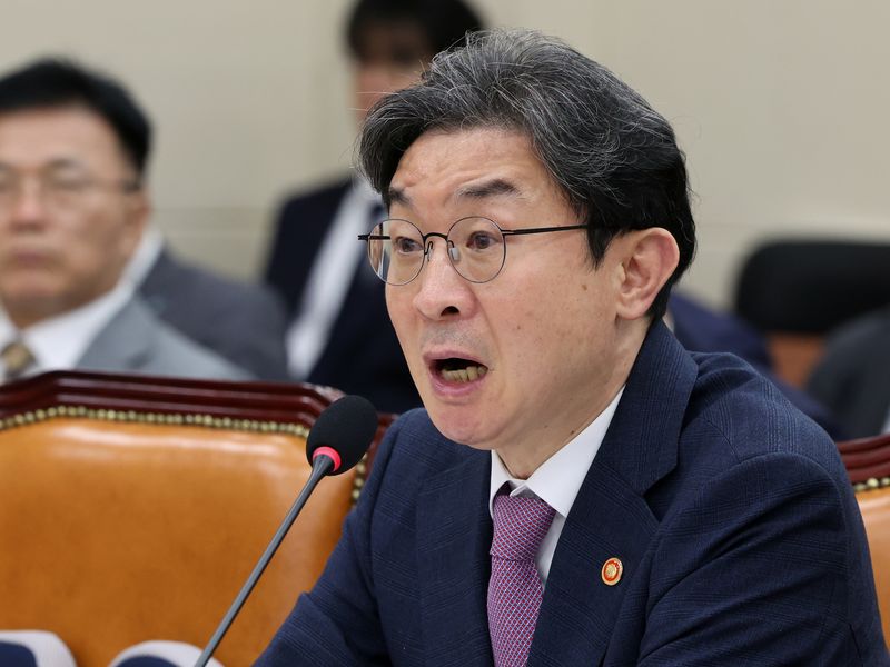 이억원 금융위원장이 29일 서울 여의도 국회에서 열린 정무위원회 전체회의에서 의원질의에 답하고 있다. 사진=뉴스1