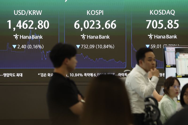 [서울=뉴시스] 김명년 기자 = 지난 28일 오후 서울 중구 하나은행 딜링룸에서 딜러들이 업무를 보고 있다. 2026.07.28. kmn@newsis.com