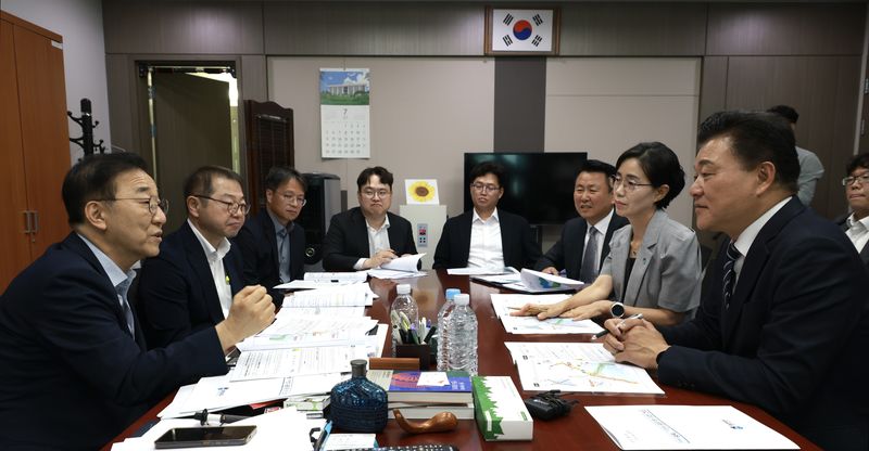 신용한 충북지사가 29일 국토교통부 장관 등을 만나 지역 핵심 현안 해결을 위한 정책·재정적 지원을 요청했다.(충북도 제공. 재판매 및 DB금지)
