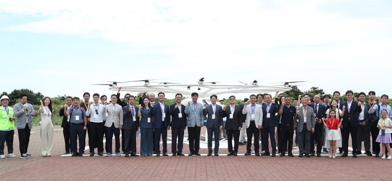 29일 제주 서귀포시 성산읍 휘닉스 아일랜드에서 열린 ‘제주 UAM 서비스 쇼케이스’ 참석자들이 독일 볼로콥터의 유인 기체 앞에서 기념촬영을 하고 있다. 행사에는 정부와 제주도, UAM 팀코리아 관계자와 도민·관광객 등 500명가량이 참석했다. /사진=제주특별자치도 제공