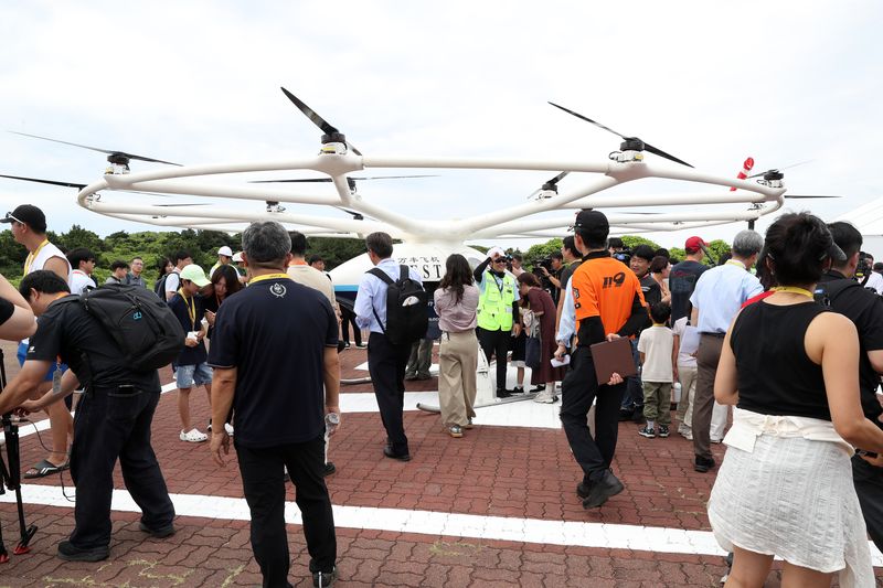 29일 제주 서귀포시 성산읍 휘닉스 아일랜드에서 열린 ‘제주 UAM 서비스 쇼케이스’에서 관람객들이 독일 볼로콥터의 유인 기체를 살펴보고 있다. 행사장에서는 비행 시연과 함께 제주 UAM 가상현실 체험이 진행됐다. /사진=제주특별자치도 제공
