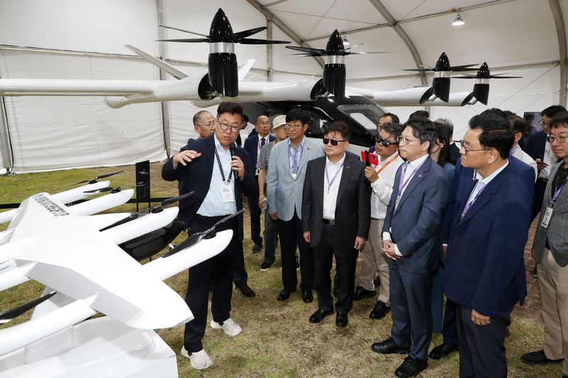 29일 제주 서귀포시 성산읍 휘닉스 아일랜드에서 열린 ‘제주 UAM 서비스 쇼케이스’에서 행사 관계자가 국내에서 개발 중인 UAM 기체와 기술을 설명하고 있다. 삼보모터스그룹은 B-33X 실물 크기 모형과 비행 시뮬레이터를 공개했다. /사진=제주특별자치도 제공