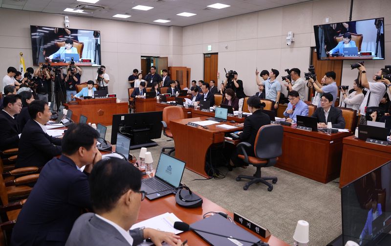 [서울=뉴시스] 고범준 기자 = 서영교 법사위원장이 29일 서울 여의도 국회에서 열린 법제사법위원회 제5차 전체회의에서 의사봉을 두드리고 있다. 2026.07.29. bjko@newsis.com