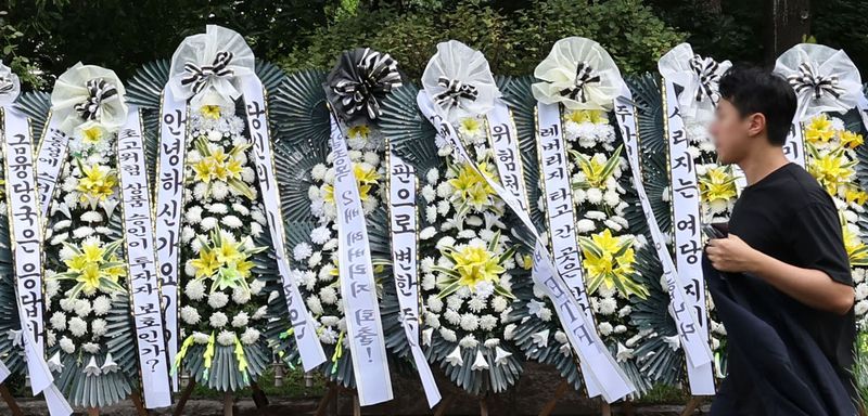 지난 7월 29일 서울 여의도 국회의사당 정문 앞에 주식시장 정상화를 위한 모임이 설치한 단일종목 레버리지 ETF 상장 폐지 촉구 근조화환이 설치돼 있다. 사진=뉴스1화상
