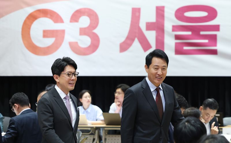오세훈 서울시장이 29일 오전 서울 중구 서울시청 다목적홀에서 열린 G3 서울 기획위원회 발대식에서 김병민 공동위원장과 나란히 입장하고 있다. G3 서울 기획위원회는 민선 9기 서울의 미래를 설계할 최상위 정책기획기구로, 서울을 글로벌 톱3 도시로 도약시키기 위한 'G3 서울플랜' 수립에 본격 착수한다. 2026.6.29 ⓒ 뉴스1 오대일 기자