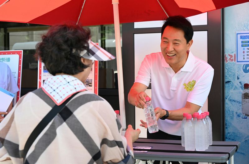 오세훈 서울시장이 29일 오후 탑골공원을 찾아 어르신들에게 병물 아리수를 나눠주고있다. 서울시 제공
