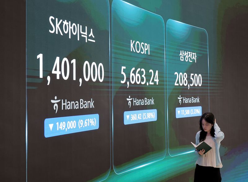 29일 오후 서울 중구 하나은행 딜링룸에 이날 코스피 지수와 삼성전자, SK하이닉스 주가 지수가 표시되고 있다. 연합뉴스