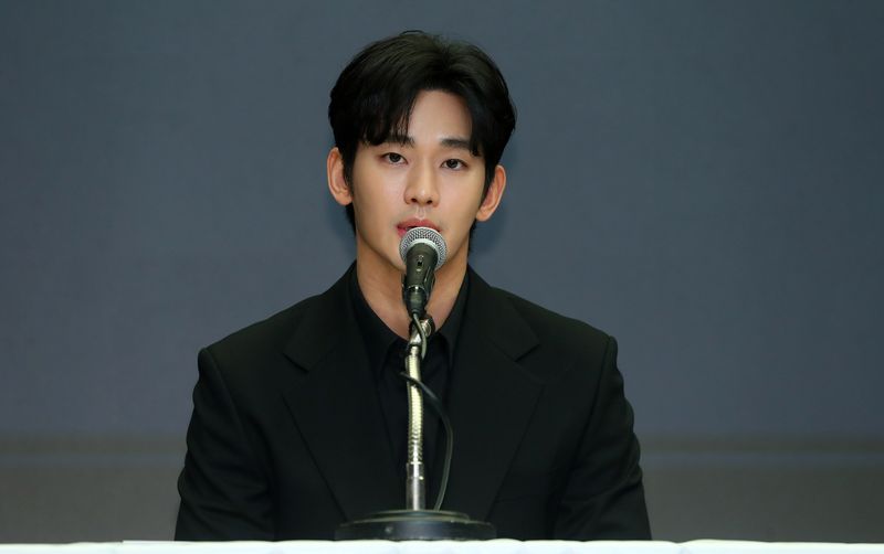 배우 김수현이 지난해 3월 서울 마포구 스탠포드호텔에서 기자회견을 열고 자신을 둘러싼 의혹에 대해 입장을 밝히고 있다. 뉴시스