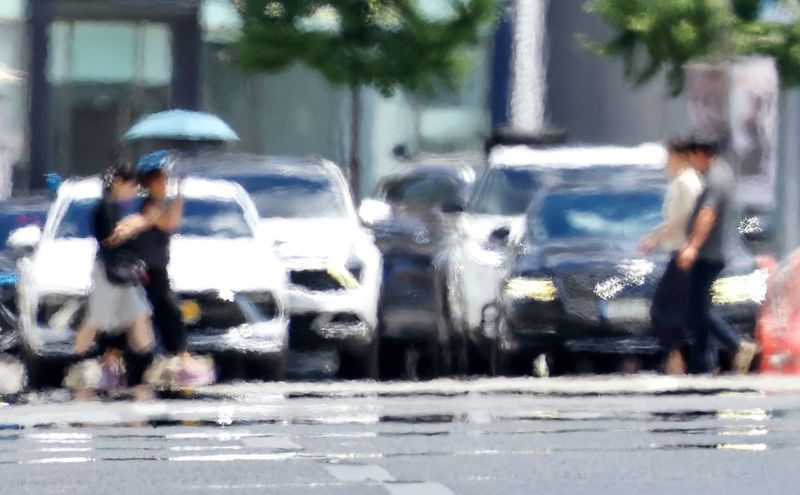 [대구=뉴시스] 이무열 기자 = 연일 폭염이 이어지는 26일 대구 중구 달구벌대로에 지열로 인한 아지랑이가 피어오르고 있다. 2026.07.26. lmy@newsis.com /사진=뉴시스