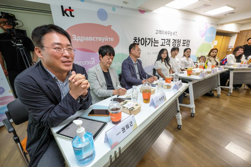 KT 경영진이 29일 서울 영등포 서울외국인주민센터에서 개최한 '찾아가는 고객경청포럼'에서 참석자들과 이야기를 나누고 있다. KT 제공