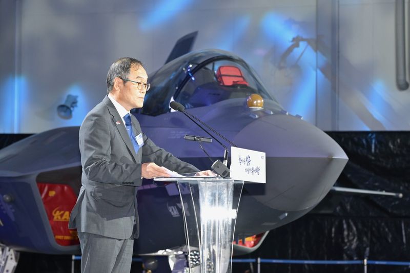 29일 경남 사천 한국항공우주산업(KAI)에서 개최된 'KF-21/IF-X 체계개발 종결 기념식'에서 이용철 방위사업청장이 개회사를 하고 있다. 방사청 제공