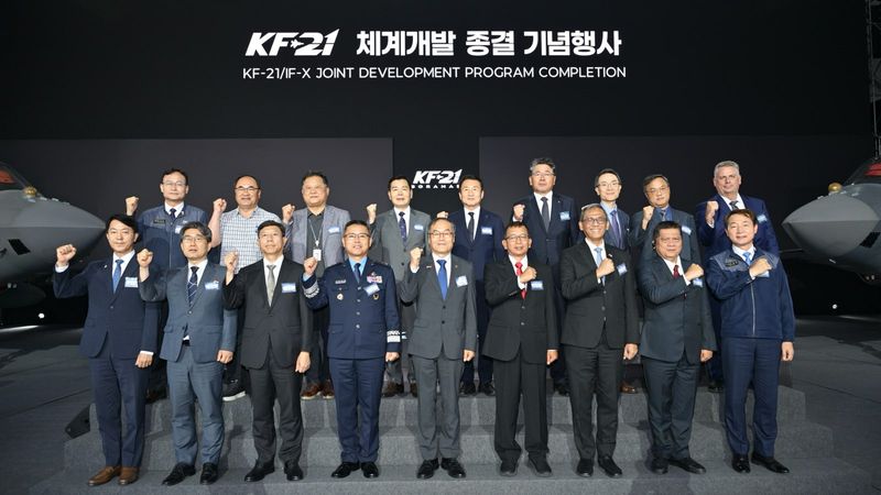 29일 경남 사천 한국항공우주산업(KAI)에서 개최된 'KF-21/IF-X 체계개발 종결 기념식'에서 주요 참석자들이 기념촬영을 하고 있다. 앞줄 왼쪽 5번째 이용철 방위사업청장, 왼쪽 4번째 김성중 공군 기획관리참모부장(공군복장), 앞줄 왼쪽 3번째 정재준 방위사업청 기반전력사업본부장, 왼쪽 2번째 정기영 방위사업청 미래전력사업본부장. 방사청 제공